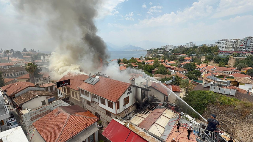 Antalya'da şehrin kalbinde büyük yangın: Otel ve iş yerleri alevler içinde kaldı - Resim: 2