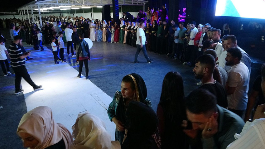 Aşiret düğününde gelin ve damadın zor anları... Takı şovu ağızları açık bıraktı! - Resim: 2