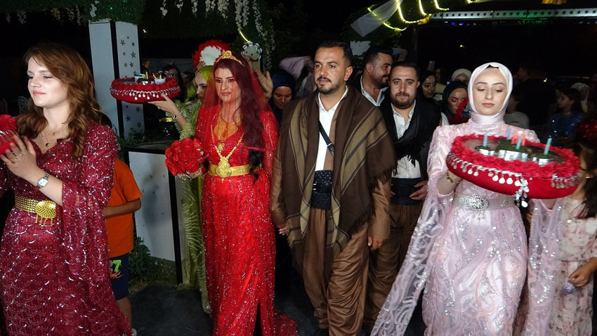 Aşiret düğününde gelin ve damadın zor anları... Takı şovu ağızları açık bıraktı! - Resim: 1