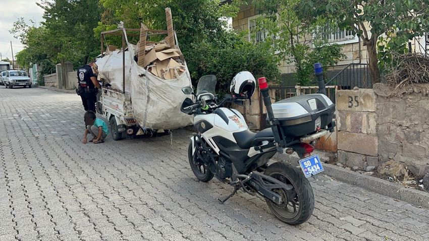 Polise yakalanacağını anlayan Suriyeli namaza durdu - Resim: 1