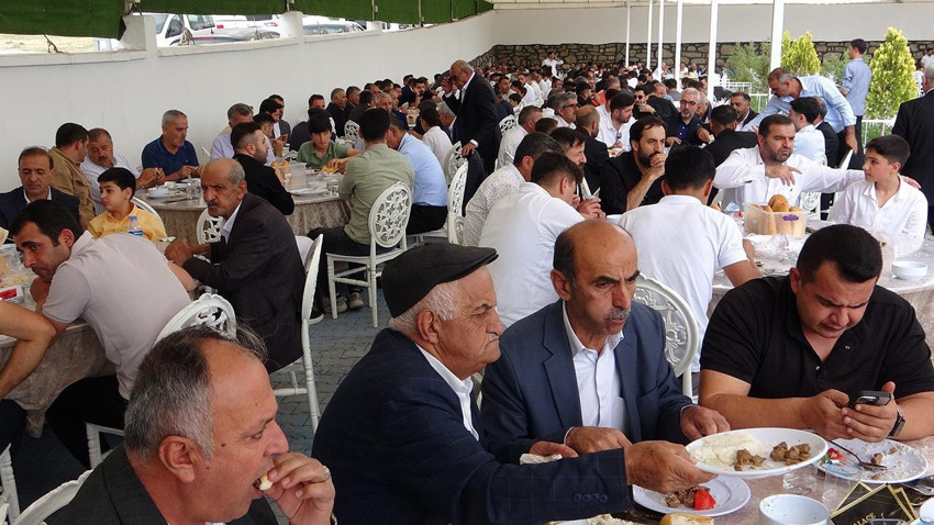 Aşiret düğününde gelin ve damada takı değil adeta bir servet takıldı - Resim: 3