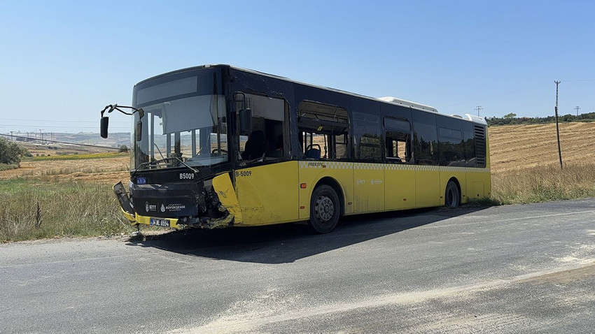 İETT otobüsü ile otomobil kafa kafaya çarpıştı; 1 kişi öldü - Resim: 1