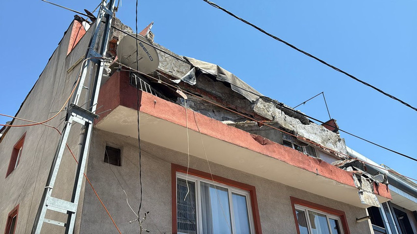 İstanbul'da korku dolu anlar: Apartmanın balkonu çöktü, facia kıl payı atlatıldı... - Resim: 1