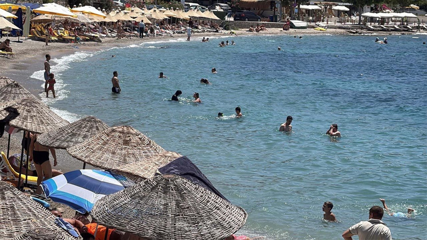 Ünlü tatil cenneti alev alev! Sahillere akın ettiler - Resim: 1