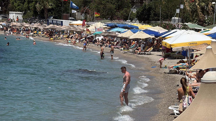 Ünlü tatil cenneti alev alev! Sahillere akın ettiler - Resim: 2