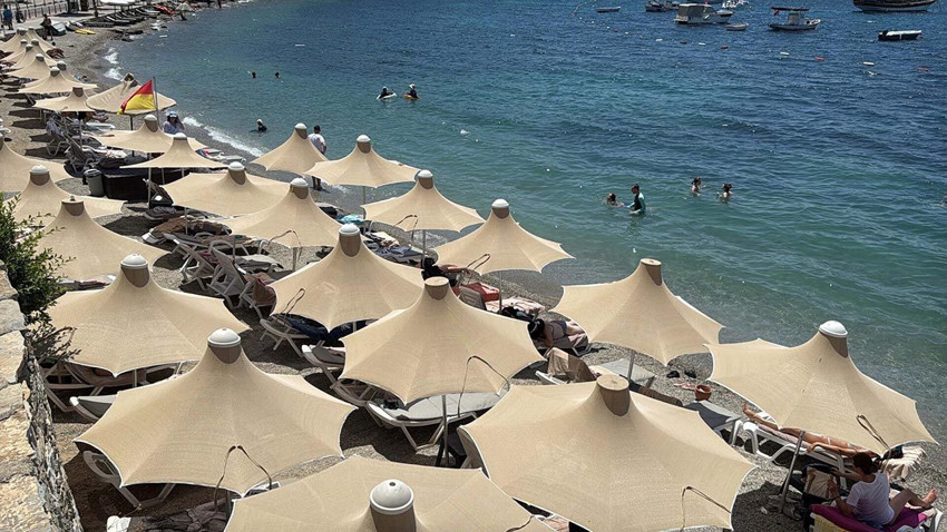 Ünlü tatil cenneti alev alev! Sahillere akın ettiler - Resim: 4