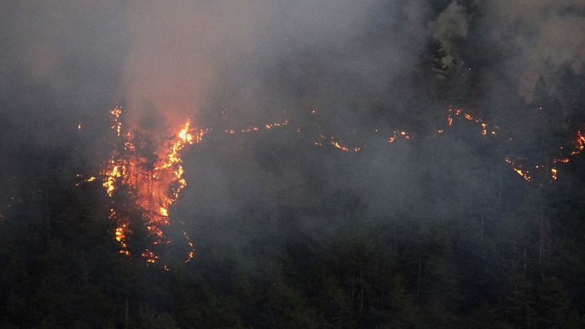 Tam 22 saatte söndürülen yangın, 1,5 saatte yeniden alevlendi, 95 ev tahliye edildi - Resim: 2