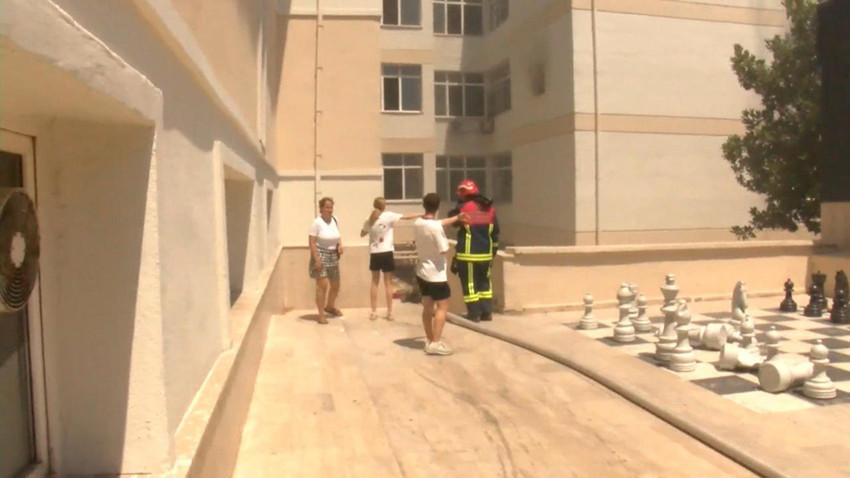 İstanbul'da okulda yangın: Öğrenciler tahliye edildi - Resim: 1