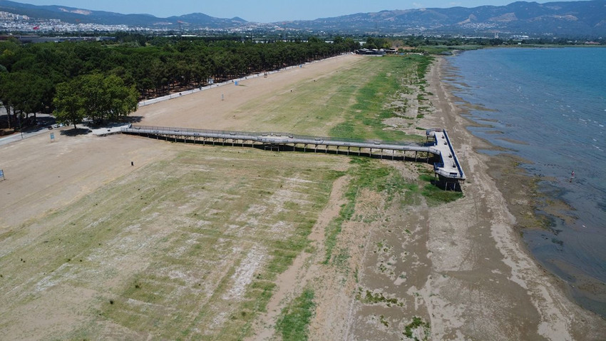 Türkiye'nin kabusu tokat gibi yüzümüze çarptı: Sular gitti, feribot iskelesi karada kaldı - Resim: 1