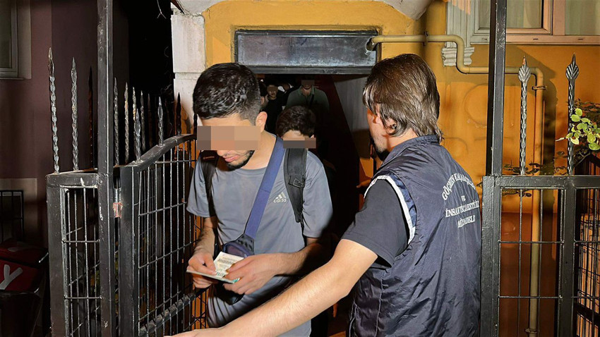 Apartmana ''kaçak'' baskını: Onlarca gözaltı var - Resim: 4