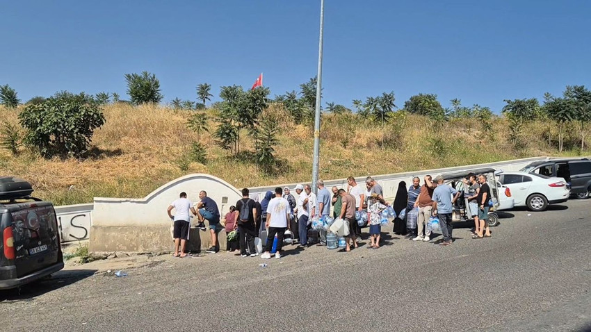 Kavurucu sıcağın altında mahallelinin su kuyruğunun sonu görülmedi - Resim: 1