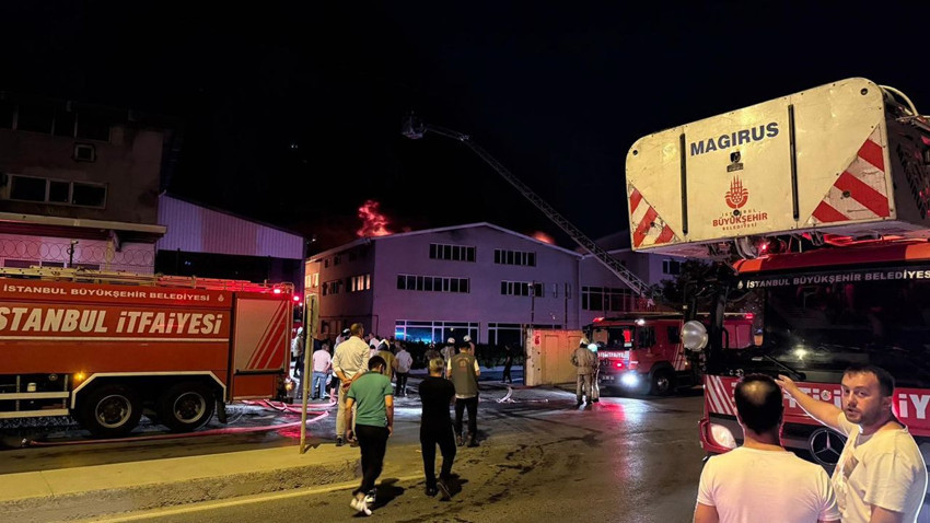 İstanbul'da büyük yangın: Gece gündüze döndü, peşpeşe patlamalar yaşandı - Resim: 3