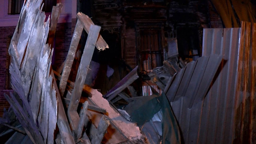 İstanbul'da 100 yıllık tarihi bina çöktü - Resim: 2