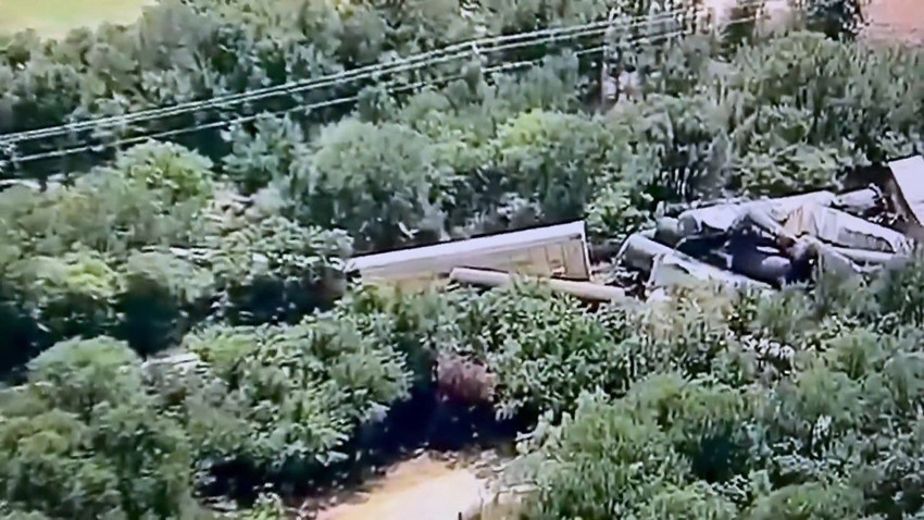 Kimyasal yük taşıyan 35 vagonlu bir tren raydan çıkıp devrildi - Resim: 2