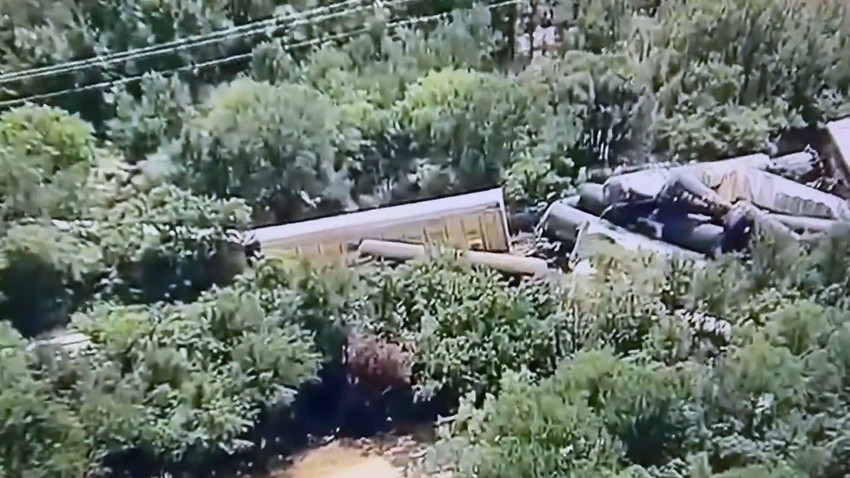 Kimyasal yük taşıyan 35 vagonlu bir tren raydan çıkıp devrildi - Resim: 3