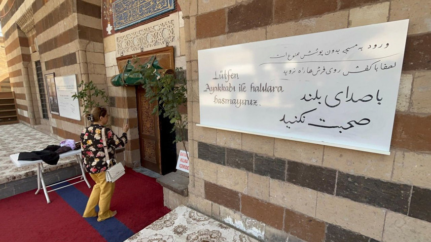 Türkiye'nin tarihi camisinde uygunsuz kıyafetlerle tepki çeken görüntüler - Resim: 4