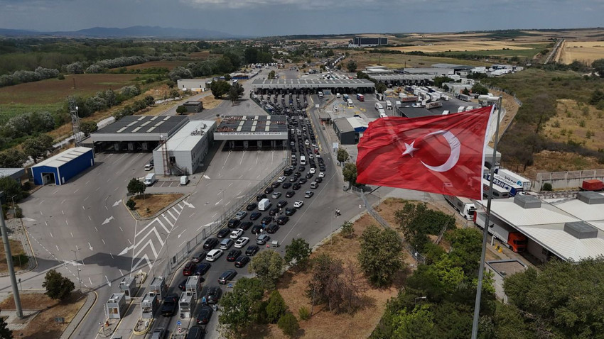 1 Euro 47 TL tatili bitti... Gurbetçiler sınır kapılarında metrelerce kuyruk oluşturdu - Resim: 1