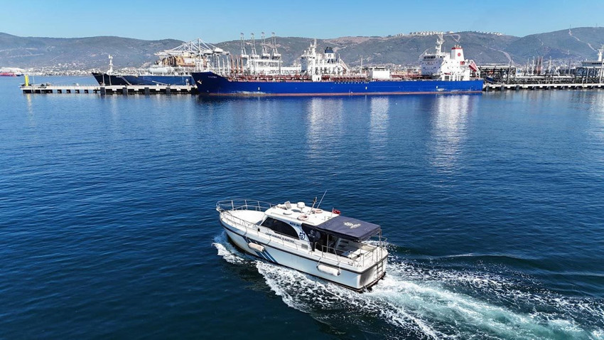 Marmara Denizi'nde denizi kirleten gemi suçüstü yakalandı - Resim: 3