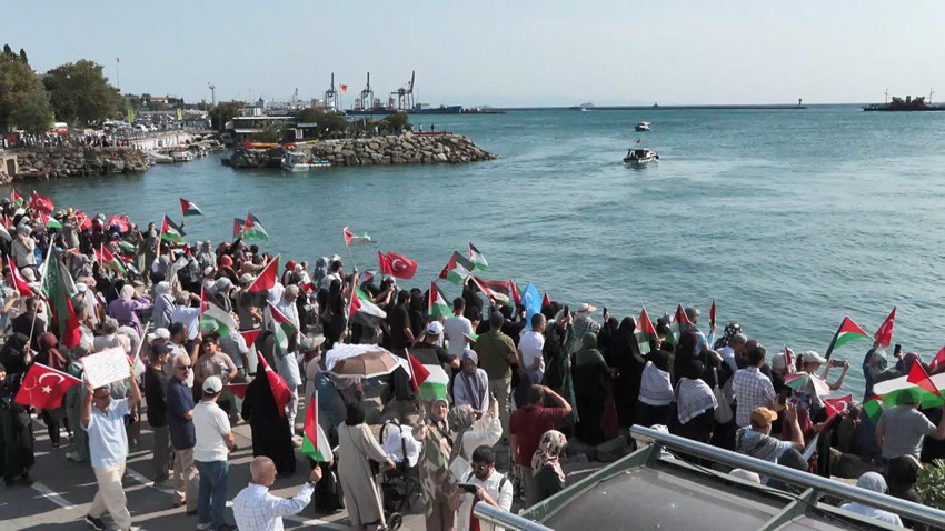 İstanbul Boğazı'nda 50 metrelik Gazze'ye destek flama açıldı - Resim: 1