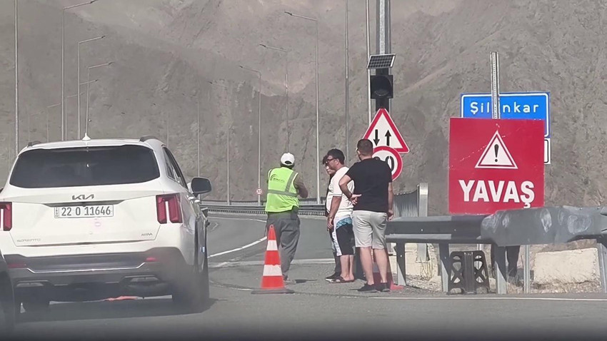 Türkiye'nin uluslararası otoyolu saatlerce kapandı, vatandaş isyan etti - Resim: 3