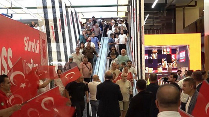 İstanbul'un kalbinde 3 kuruşluk hediye çeki için 8 saat kuyrukta beklediler - Resim: 4