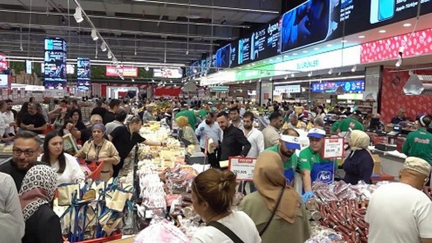İstanbul'un kalbinde 3 kuruşluk hediye çeki için 8 saat kuyrukta beklediler - Resim: 3