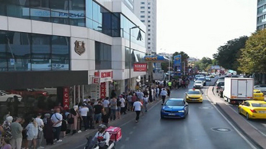 İstanbul'un kalbinde 3 kuruşluk hediye çeki için 8 saat kuyrukta beklediler - Resim: 5