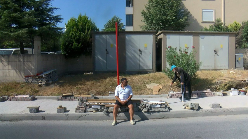 İstanbul'da bir vatandaş otobüs bekleyen öğrenciler için öyle bir şey yaptı ki... - Resim: 3