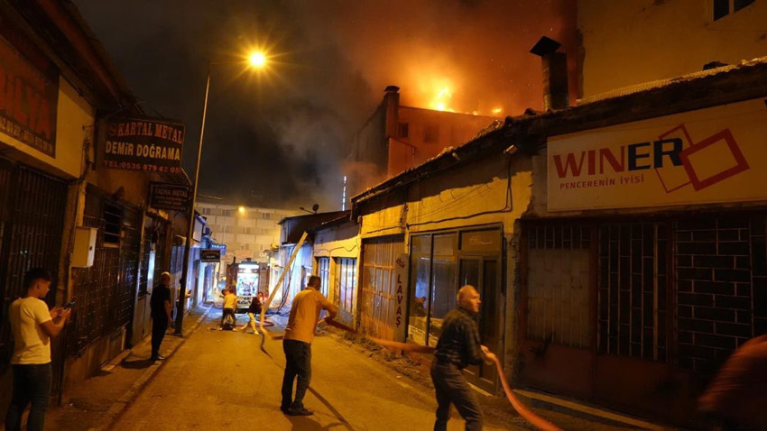 Restoranda çıkan yangın evler ve otele sıçradı - Resim: 1