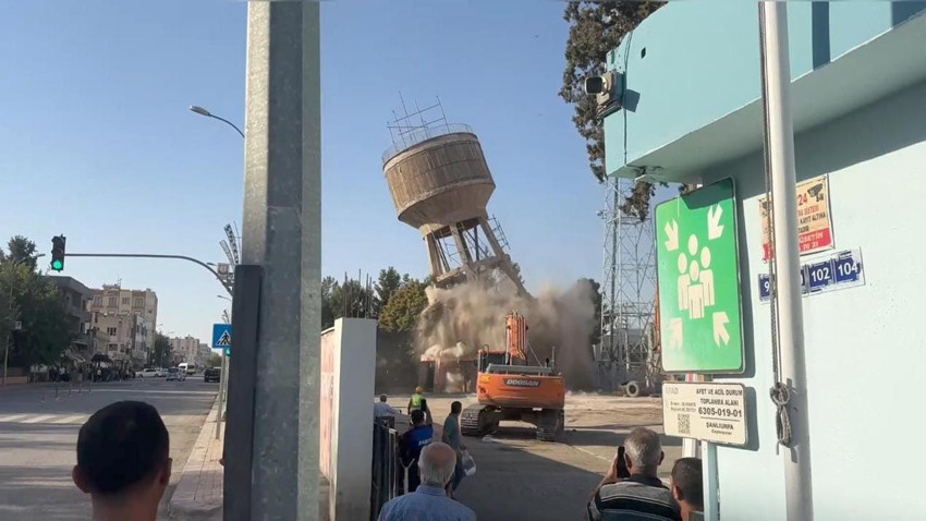 Evlenmek ya da iş isteyenlerin çıktığı yarım asırlık su kulesi yıkıldı - Resim: 1