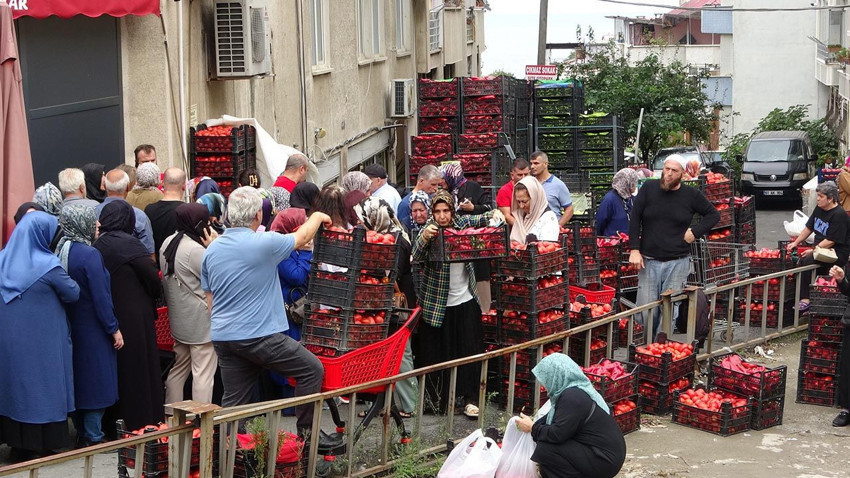 Market açılışında izdiham: Domates almak için birbirleriyle yarıştılar - Resim: 1