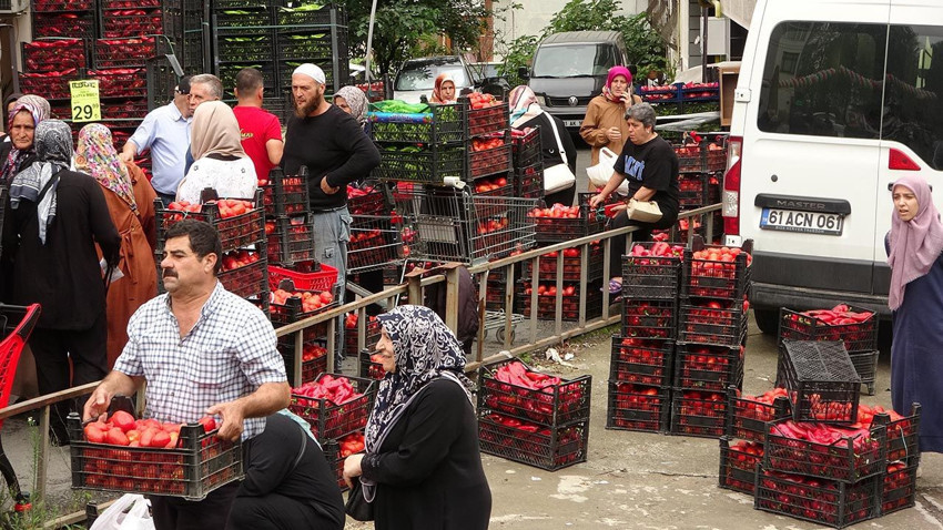 Market açılışında izdiham: Domates almak için birbirleriyle yarıştılar - Resim: 2