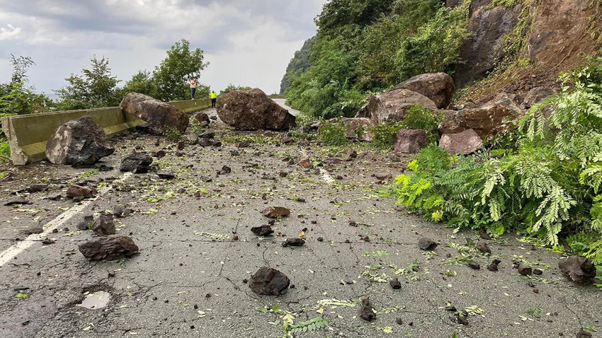 Artvin'de heyelan: Dev kayalar Karadeniz Sahil Yolu'nu kapattı - Resim: 2