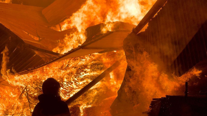 Sabaha kadar yanan fabrikadan geriye bu kaldı - Resim: 1