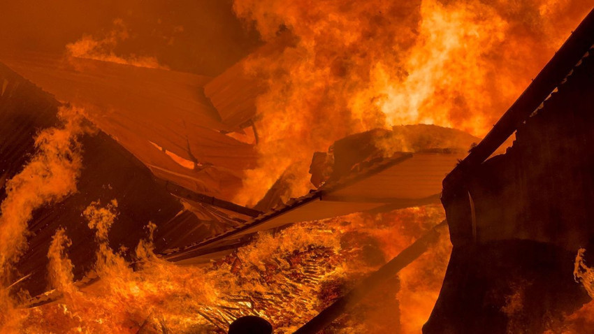 Sabaha kadar yanan fabrikadan geriye bu kaldı - Resim: 3