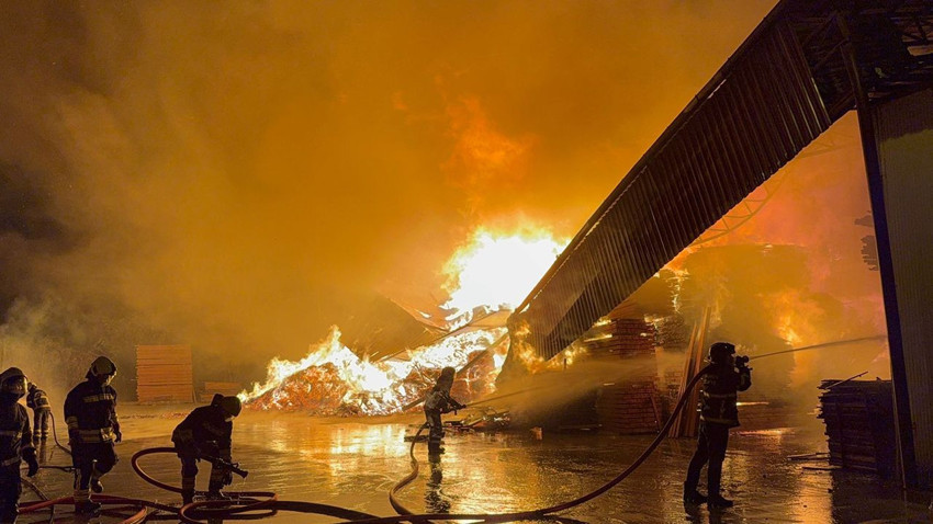 Sabaha kadar yanan fabrikadan geriye bu kaldı - Resim: 4