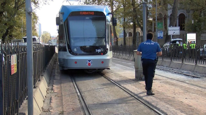 İstanbul'da feci kaza: Tramvayın altında kaldı - Resim: 2