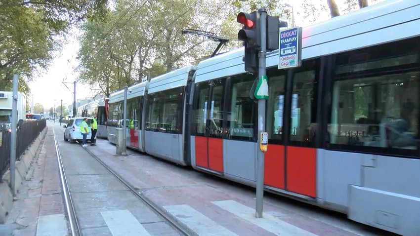 İstanbul'da feci kaza: Tramvayın altında kaldı - Resim: 4