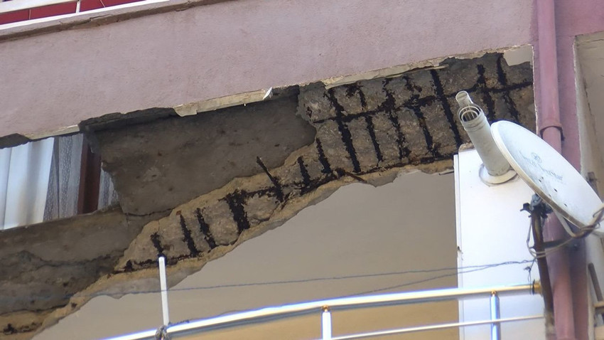 İstanbul'da 5 katlı binanın balkonu çöktü; bina tahliye edilip mühürlendi - Resim: 4