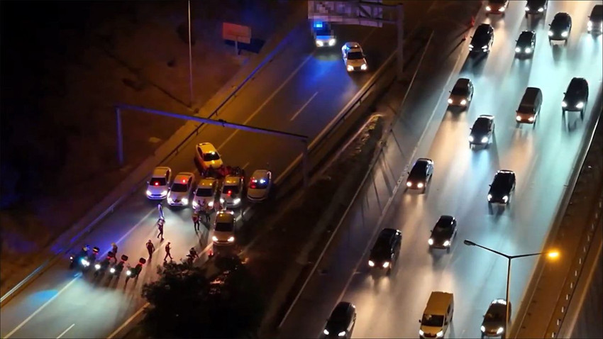 Trafiğin 2 tekerlekli magandaları tek tek yakalandı: Filmleri aratmayan operasyon kamerada! - Resim: 1