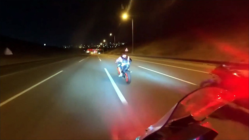 Trafiğin 2 tekerlekli magandaları tek tek yakalandı: Filmleri aratmayan operasyon kamerada! - Resim: 2