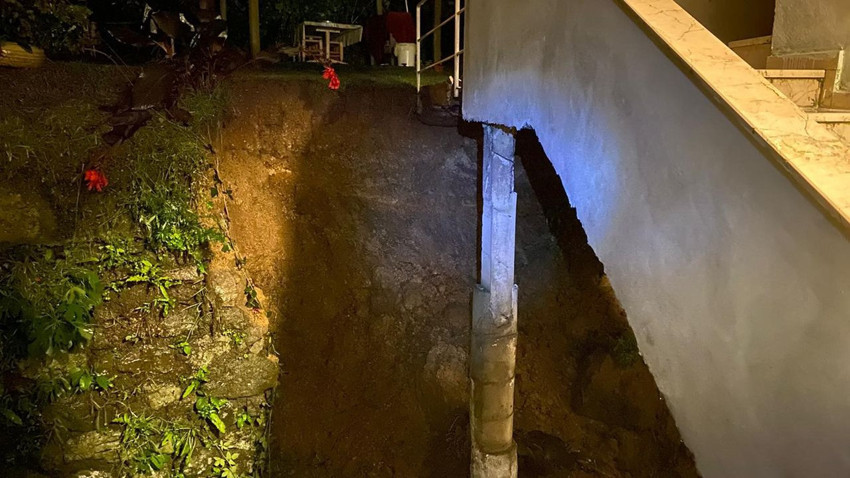 Deprem değil, yağmur... İstinat duvarı çöktü, 3 katlı ev tahliye edildi - Resim: 1
