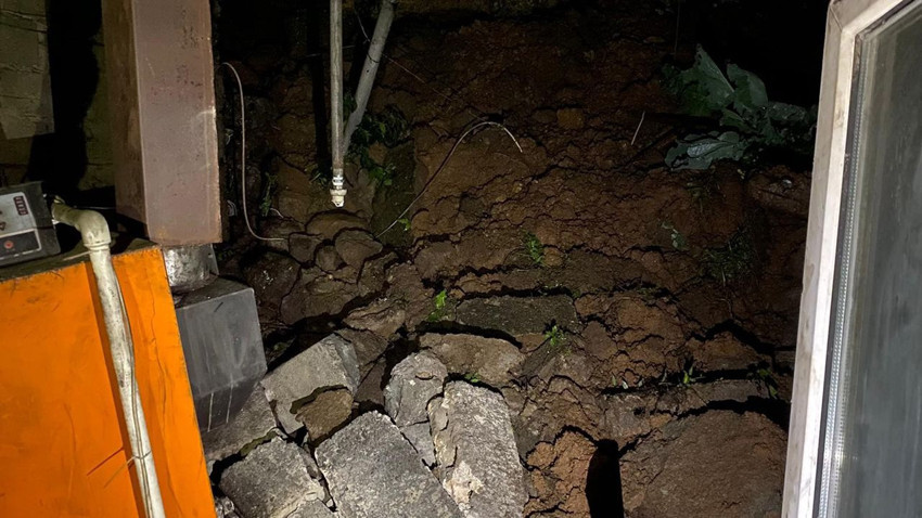 Deprem değil, yağmur... İstinat duvarı çöktü, 3 katlı ev tahliye edildi - Resim: 2