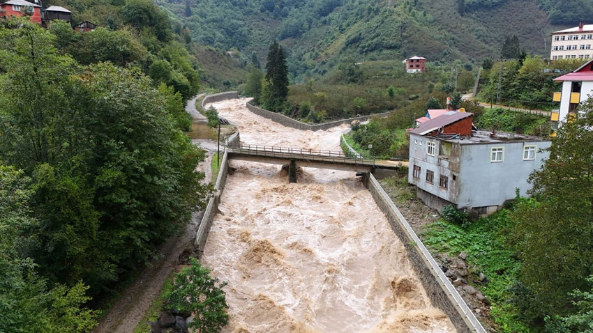 Sağanak yağış sonrası selde kabusu yaşayan Karadeniz'den kahreden manzaralar - Resim: 3