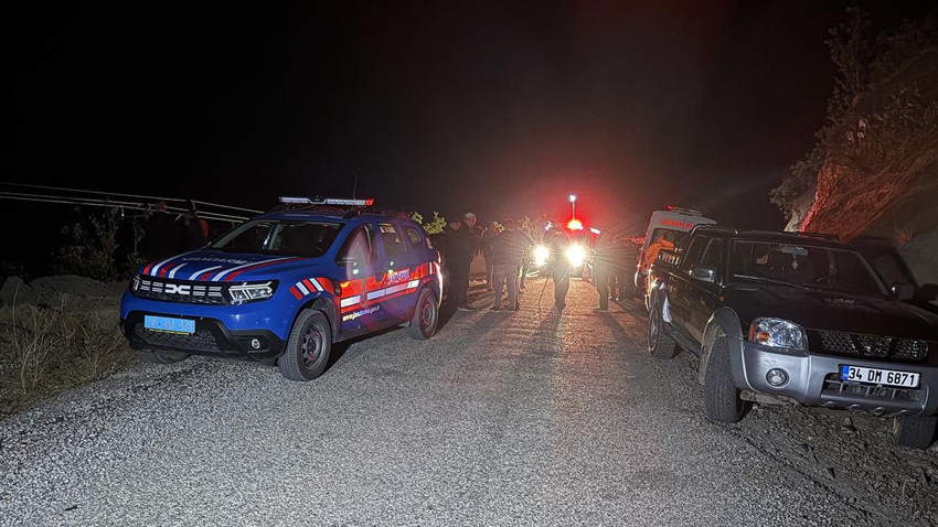 400 metrelik uçuruma yuvarlanan otomobil 4 kişiye mezar oldu - Resim: 1