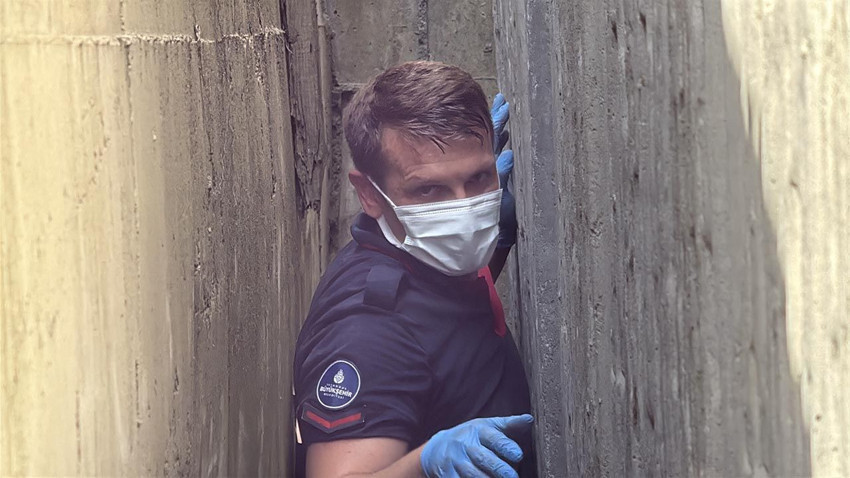 İstanbul'da inanılmaz olay: Günlerce duvarın arkasında mahsur kalan adam 6 saatte kurtarıldı - Resim: 1