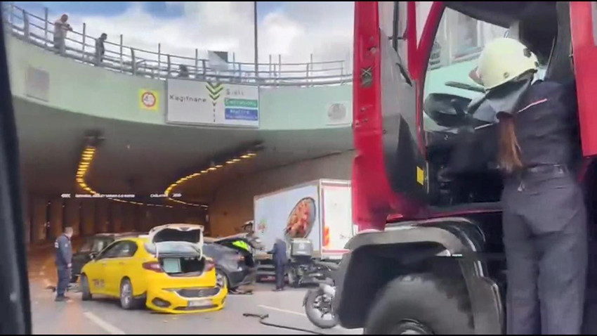 Kontrolden çıkan eletkrikli araç ortalığı savaş alanına çevirdi - Resim: 1