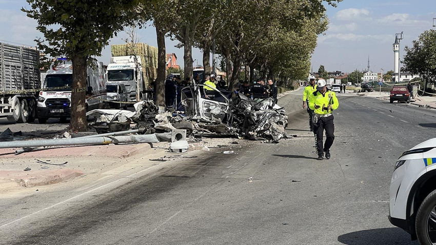 Kırmızı ışıkta katliam gibi tam gaz kaza anı kamerada: Araç ikiye bölündü; sürücüsü öldü - Resim: 2