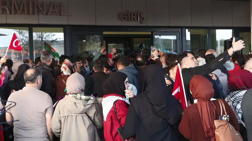 İsrail'in Küresel Sumud Filosu teknelerinde alıkoyduğu 36'sı Türk 137 kişi İstanbul'da - Resim: 2