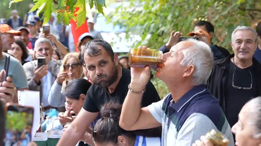 2 dakikada 1 kilogram bal yedi, izleyenler hayret etti - Resim: 1